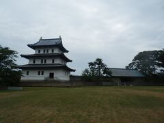 松前神社鳥居前の松前公園芝生広場より松前城．
こちら側からは入れないので100m程移動し城の東側から入城する．