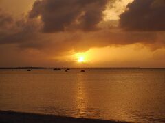 伊良部島へ戻り、佐和田の浜からの夕日。
宿から車で５分と一番近い海だったので、三線弾いたり何度も訪れました。