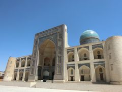 そのミナレットが立つ広場に面しているのがカラーン・モスク。

カラーンとはタジキスタン語で「大きい」という意味で、ここはサマルカンドに次いで2番目に大きいモスクなのだと、ガイドの女の子が言っていました。
ここは入場料を取られました。