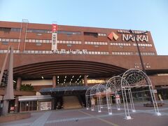 和歌山市駅に到着しました。この日はJRに乗るのですが、まるで南海しかないような造りの大きな駅です。