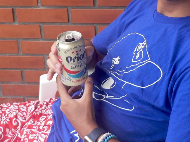 お腹を満たして宿に戻ります。<br />満足して寝てしまったら、3時間くらい経ってます。<br />寝起きに再びオリオンビール。気持ちいいです。