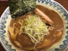 長電に乗る前にお昼ゴハン。
駅近くでラーメンを頂きました。

鶏と鰹のスープにネギのアクセントが堪らなく美味い一杯でした。