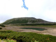 その代わり、バス停に近い魔王岳、大黒岳、富士見岳のいずれかのプチ登山をして、お花畑の周回コースも歩くつもりでした。
実際に行ってみて花が少なめのようだったので周回コースは止めて、３つの中で一番高い富士見岳を目指すことに決定！

鶴ヶ池の名前の由来は鶴の形をしていることらしいのですが、水が少ないせいか鶴には見えなかった。。