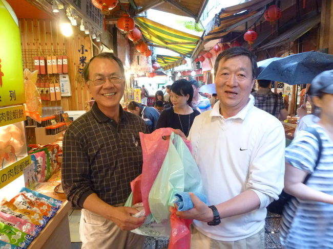 九分老街：基山街<br /><br />人が良いのか勧められるとよく買っていました。