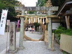 相差地区の氏神さんの「神明神社」
「鳥居の下の丸い大縄をくぐって…」と説明され、そのとおりにくぐった記憶があるんですが、詳細を調べようとしても何の情報も得られず、、
それどころか、この鳥居に縄がついてる画像も見つけられない... 期間限定だったのかな？