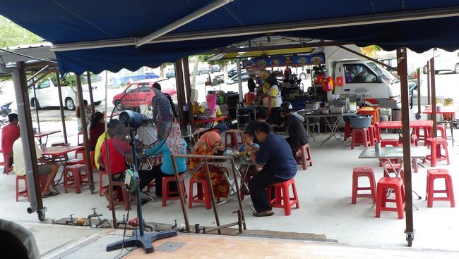 テロック・インタンに到着。<br /><br />まずは昼食です。<br /><br />エアコン付きのレストランがあるような街ではないようです。地元の方々に交じっていただきます。