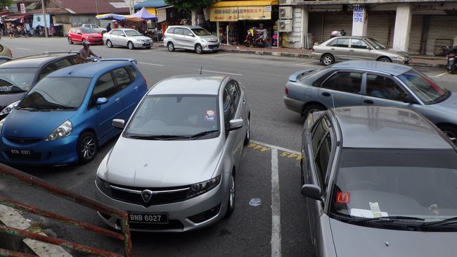 塔の近くの駐車場を探して停めます。