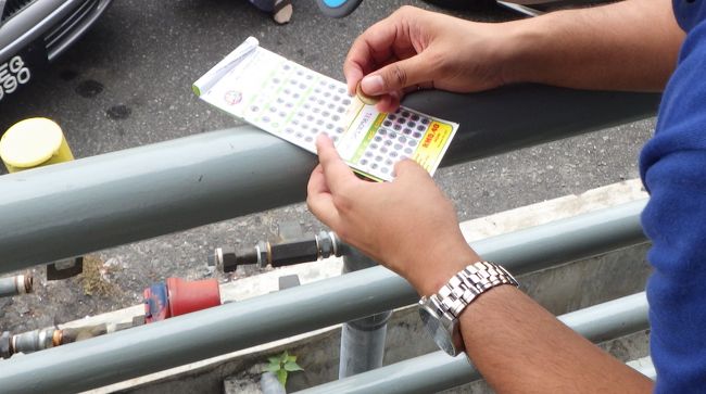 駐車料金は近くの雑貨屋で買って、時間をマークして車のフロントに置いておきます。