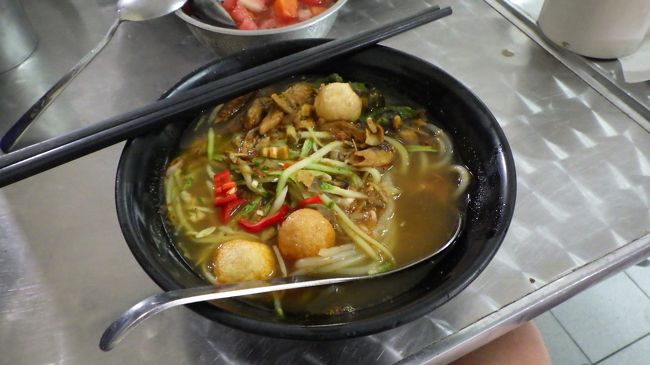 麺料理店でした。<br /><br />フィッシュボールのラーメンみたいの。<br /><br />見かけと違ってとてもさっぱり。