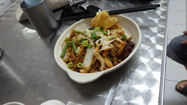 こちらは焼きそばのミーゴレン。<br /><br />botaさんが召し上がったのですが、具もたっぷりでこれが一番美味しそうでした。