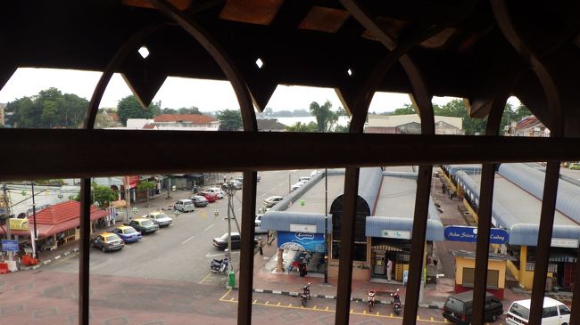 中に入ります。庇のせいで８階建てに見えましたが実際は３階でした。