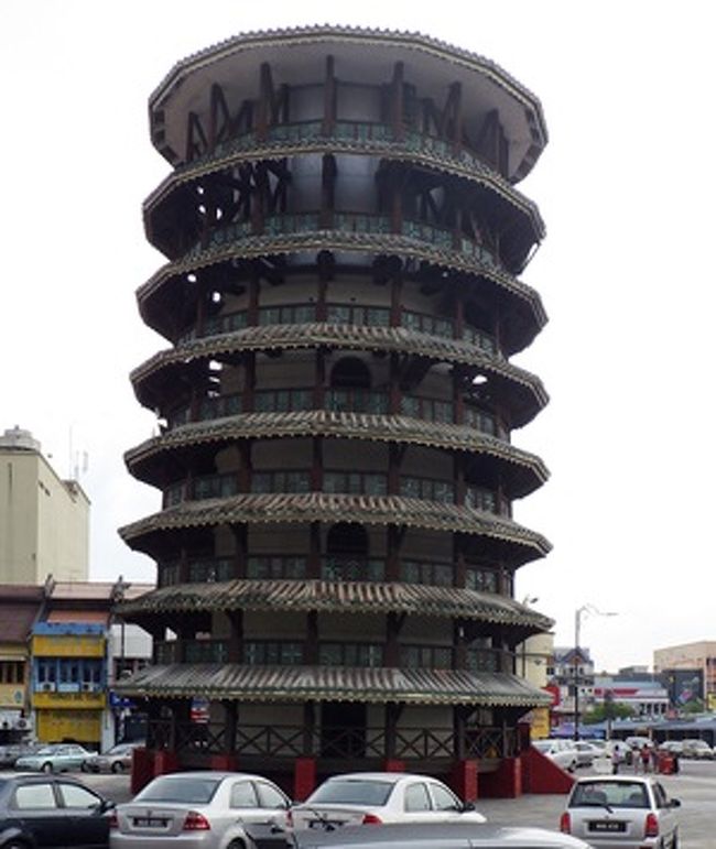 そしてテロック・インタン斜塔へ。<br /><br />イタリアのピサ、西安の大雁塔と並んで世界三大斜塔と言われる木造の塔です。