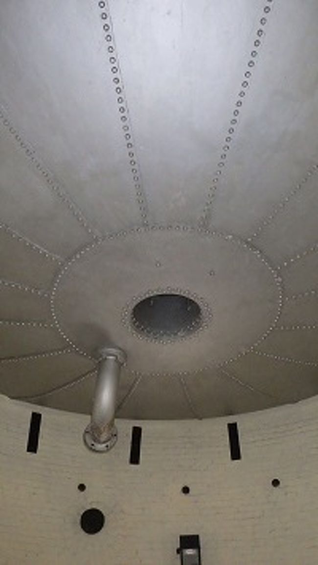 これが傾いた原因の貯水タンク。<br /><br />もちろん現在はカラです。塔は時計台となっています。