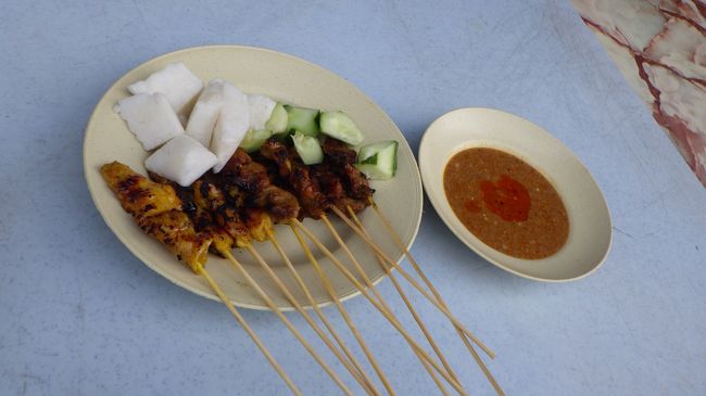 ランチは麺だけだったので少し間食を。<br /><br />マレーシアで初めてのサテーです。チキンとビーフ。アイスコーヒーでいただくサテーは微妙な味。ビールが欲しい（涙）。