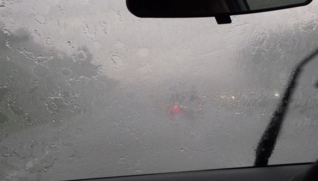 そして物凄い豪雨に！　前が見えないくらいの激しいスコールです。<br /><br />それまでは100キロ以上（マレーシアの高速道路は制限速度が110キロ）のスピードでとばしていたのですが、40キロほどにダウン。そのせいで予定よりかなり時間がかかってしまいました。<br /><br />