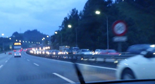 クアラルンプールが近づくころには雨も上がりました。<br /><br />今日は金曜日なのでクアラルンプールからの下り車線は大渋滞。