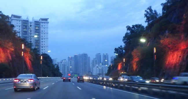 この丘を越えるとクアラルンプールです。