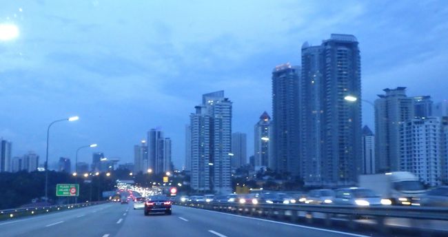 郊外の高層アパート群。<br /><br />大都会だと実感できます。