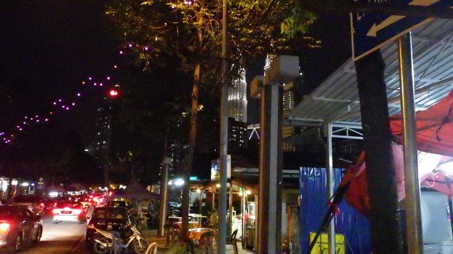 遅めの夕食は屋台街で。<br /><br />バンコクのスクンビットにある屋台街のようにズラーと屋台が並んでいます。