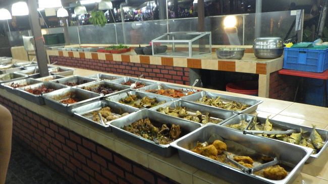 そしておかずを取ります。種類が多くて見ているだけでも楽しい。<br /><br />観光客風は全く見かけませんでした。<br /><br />飲み物で、水は無料。冷水器があります。残念ながらアルコール類は無し。ビールもワインも無い食事が連続すると体調を崩しそうです（笑）そして（涙）