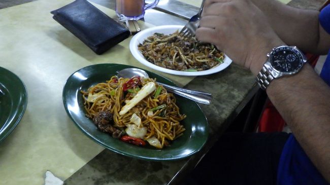 いただきまーす。<br /><br />こうした屋台やフードコートの食事はとても安くて、毎回300円程度でした。<br /><br />マレーシア料理は辛いのもありますが総じて日本人の口に合うと思います。ただ食事の際はマレー友に頼りっきりだったので悩むことも無く楽ちんだったのですけど、料理名を覚えることができませんでした。