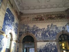 評判のアズレージョ。　たまたま見かけた日本人のご夫婦に話しかけて
お互いを写真取り合いっこしました。