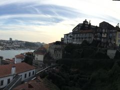 ポルトの川辺。徒歩では橋を渡らなかったけど　足元怖かった（笑）