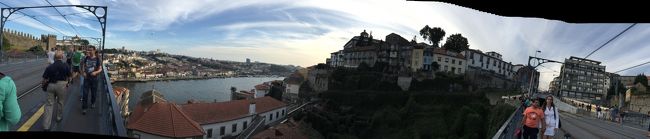 ポルトの川辺。徒歩では橋を渡らなかったけど　足元怖かった（笑）