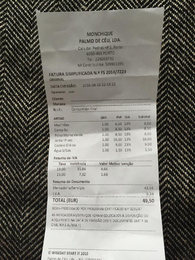 Monchique Bar <br /><br />www.facebook.com/MonchiqueBar<br /><br />素晴らしいレストランでした。　後日　ガイドさんに聞いたところ、お会計の時に箱がくると　その中にチップ残しとくと　店のみんなで分けるそう。<br /><br />良くしてくれた方には直接渡してよいとのこと。