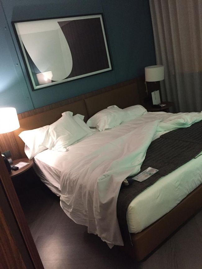 Vincci Porto hotel<br /><br />バスタブはなく、なんだか不思議な建物 <br />