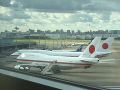 金曜日の夕方の羽田空港。政府専用機のB747が2機。リオに行く安倍首相用とその予備機だったようです。新型機への代替わりも近いのでまた見られて良かった。しかし、この光景はデジャブで、3年前にもこの機体をラウンジから見たら羽田が集中豪雨で飛行機が遅れたんですよね。