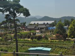 　駅に隣接して、蟾津江汽車村があります。