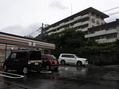 台風9号の影響で箱根登山鉄道は運転を見合わせている。
小涌谷駅の少し先にあるセブンイレブンに立ち寄る。