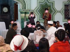 この旅行のメインイベント。
友人の結婚式に参列しました。
初めてのイスラム教式のモスクでの結婚式。
最初は新郎と両家の家族だけでいろんな誓いの儀式が行われ、その後新婦の登場となりました。
指輪の交換や結婚証明書のお披露目などが行われ、あっという間の１時間でした。
