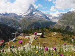 しばしロートホルンに滞在したら、今度は降りてきてスネガ・パラダイス。

ここからは綺麗な逆さマッターホルンが見えるらしいので、少しハイキングをしてみようかな。
次に乗るゴルグナード鉄道のアルプ駅かツェルマットまで歩いてみるか。

と歩き出すが、道がよ〜く分からない。
「どこへ行く気なのか」と切れ気味のくそだんな。うぜー。

結局電車を使って素直にツェルマットまで。
なんせ電車で3分だもんね。あんなうざい切れ方をくそだんなにされるんだったら最初から素直に電車に乗ればよかったよ。
逆さマッターホルンも見れなかったし。
