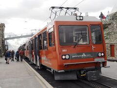 マクドで軽く小腹を満たしたら、本日の最終目的地のゴルナグラードへ参りましょう。

ゴルナグラード鉄道　ツェルマット→ゴルナグラード＠22.5フラン（半額パス利用）

山岳鉄道で30分。
目的地のゴルナグラードに到着。