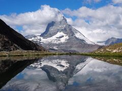 ひたすら下り坂をテケテケあるいていると、湖発見！

おお〜〜これが、逆さマッターホルンが見えるというリッフェル湖！

早速湖へ向かう。

おお〜〜見えとる見えとる。逆さマッターホルン。
上の雲が少々邪魔だけど、朝よりマシだからいっか。