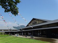 道の駅みなみの里
地元野菜や果物豊富で朝早くから買い物客も凄い人、帰りに寄ろうと思ったけど今買わなくちゃ品物がなくなりそ〜だからつい買ってしまい炎天下だから野菜を持ち歩く羽目に(+o+)
