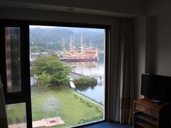 全室芦ノ湖ビュー。窓が大きいのが特徴。
ランクの高い部屋からは正面に富士山が見える。

富士山は見えないが、海賊船がバッチリ♪