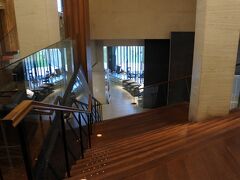 ロビー階からレストラン「イル・ミラジィオ」、バー「イル・ラーゴ」への階段。
もちろん、エレベーターでも行ける。