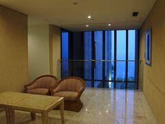 2階のエレベーター付近。芦ノ湖も少し見える。