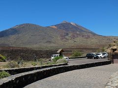 ここはもうテイデ国立公園内。

テネリフェ島南部から北上してきたTF21号線が、島の西部からやって来るTF38号線と交わる手前にMirador de Boca Tauceという展望台があります。
駐車も眺望も無料なので、ちょっと車を停めて行きましょう。

展望台と言っても高台にあるわけではないんですが…、