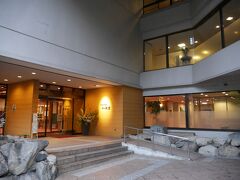 そのあと、小田原厚木道路を走ってる時に、雨と風が強めでしたが、
あっという間に箱根湯本に到着。

強羅のほうのホテルにしようかとも思ったけど、一番手前の湯本が無難かな？と思って、こちらにお世話になることに。

当日だけど予約取れてよかった。