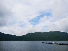 チェックアウトをして、湖尻のほうにドライブがてら来ました。
青空見えるけど、曇りですねー。暗いなー。