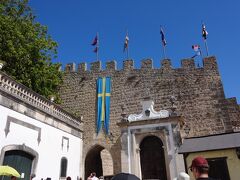 オビドスは、『谷間の真珠』とも呼ばれる中世の面影を今に残す、城壁に囲まれ丘の上にある小さなカワイイ村です。

オビドスでは1時間散策です。
城門 Porta da Vila（ポルタ・ダ・ヴィラ＝村の門）。
 　　　　　　