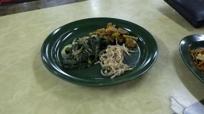 野菜中心のチョイス。肉は羊です。敬虔なハラル食で豚肉はありません。