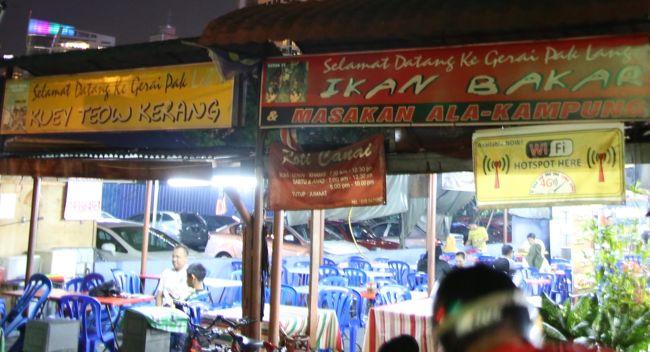 店はもちろんエアコンなしの開放的な造りです。