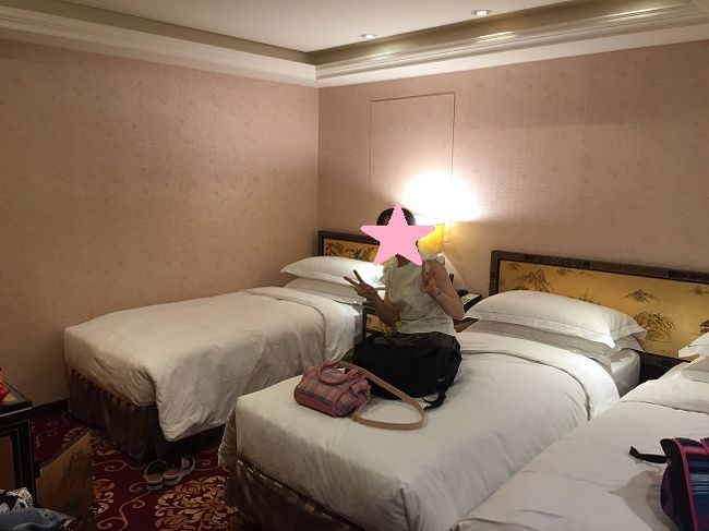 今日のホテルは、ロイヤルシーズンズホテル・・・<br />エクスペディアで予約したのですが、ホテル名を英語か日本語表記しかわからなくて、タクシーの運転手さんには非常にご迷惑を・・・<br />中華圏ではちゃんと中国語表記を持っていくべきですね。。。<br />漢字かける民族だし。<br /><br />ホテルの朝ごはんもおいしく、部屋も広くて私はソファーベットを覚悟してたのにちゃんとシングル３つありました。<br />これはﾎﾟｲﾝﾄ高い★<br />それに荷物も預かってくれました〜〜〜