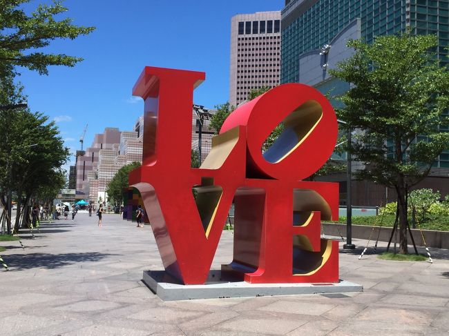 １０１の下にあるオブジェ。<br />かわいい。<br /><br />台北１０１の中ってショッピングモールなのですね。<br />高級ブランドや普通にかわいい服などいっぱい。<br />ついつい服セールしてたのでかっちゃいました（＾＾；<br /><br />そして、お土産物やも集まっていたので、ここでたくさん買いました。<br />パイナップルケーキとか〜〜〜<br />