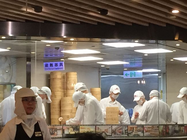 鼎泰豊・・・がある！？（・・）<br /><br />１０１にも支店があったのですね！！<br /><br />３０分待ち！！<br />これならいける！と順番待ちし、その間土産物をチェックしてました＾＾<br /><br />無事中へ。<br />きれいな広い店内の向こうにはたくさんの人が小籠包を作ってました<br />